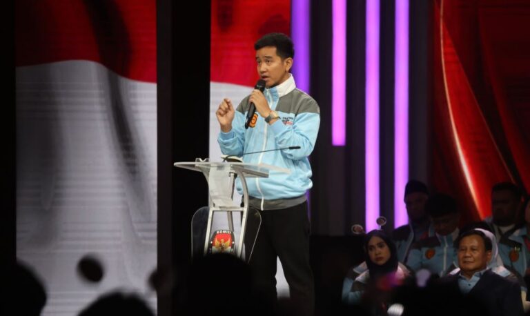 Momen Gibran Minta Maaf ke Mahfud MD di Tengah Debat: Mohon Maaf Jika Ada Kata-kata yang Salah