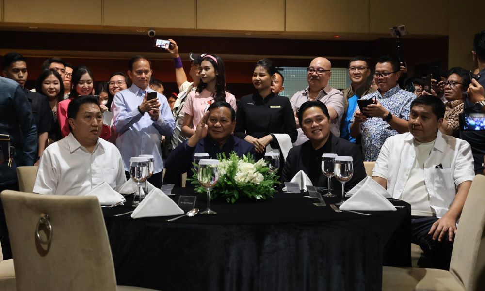 Momen Prabowo Nostalgia Nyanyi The Beatles dan Rock 60-an di Acara Alumni AS Relawan Erick Thohir