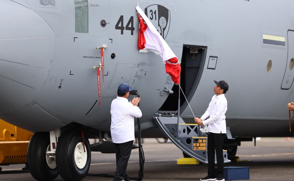 Jokowi dan Prabowo Kompak Pakai Jaket Bomber Saat Serah Terima C-130J Super Hercules