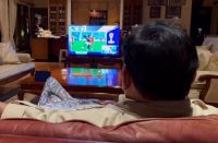 Prabowo Unggah Momen Sarungan Nonton Timnas RI vs Jepang, Netizen: Persis Bapak Saya