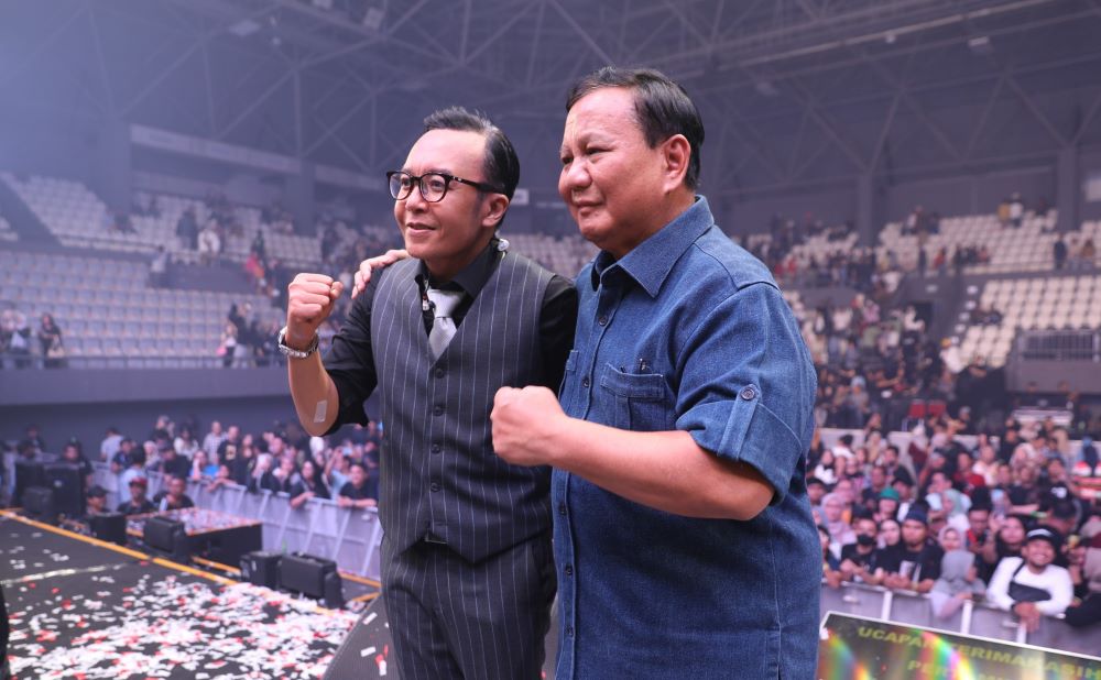 Terima Kiriman Kue Ulang Tahun dari Prabowo, Ari Lasso: Terima Kasih, Kuenya Luar Biasa Besar!