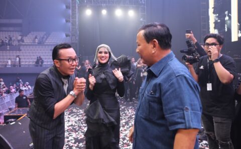 Terima Kiriman Kue Ulang Tahun dari Prabowo, Ari Lasso: Terima Kasih, Kuenya Luar Biasa Besar!