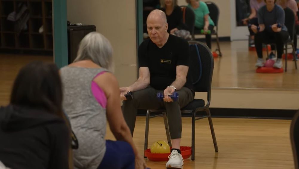 Anak Muda Jangan Iri, Kakek 81 Tahun Ini Dinobatkan Jadi Instruktur Kebugaran Tertua di Dunia