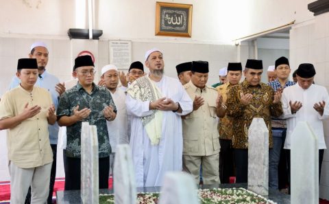 Ziarah ke Makam Habib Ali Kwitang, Prabowo Ungkap Hubungan Kekerabatan Keluarga
