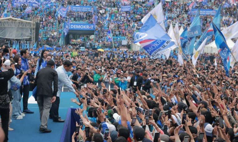 Prabowo di Malang, Seru-seruan Joget Bareng Denny Caknan hingga Terima Hadiah dari Warga