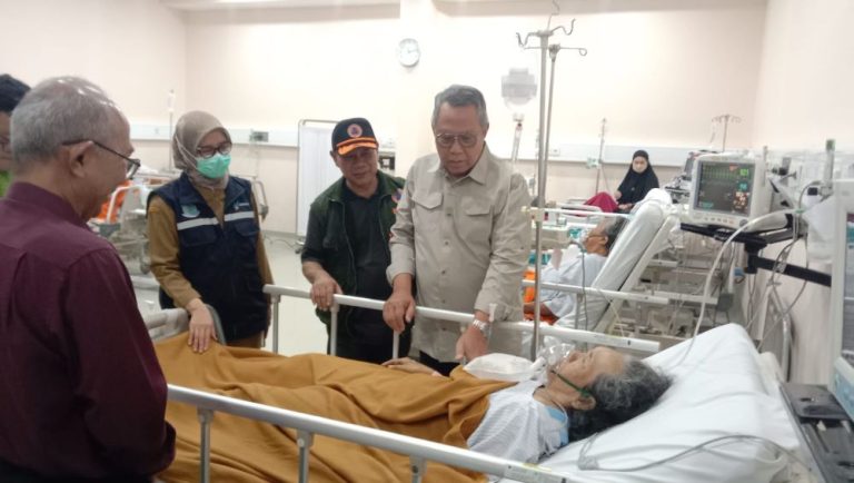 Wali Kota Benyamin Davnie Kunjungi Korban Kecelakaan Bus di RS Mitra Plumbon Cirebon