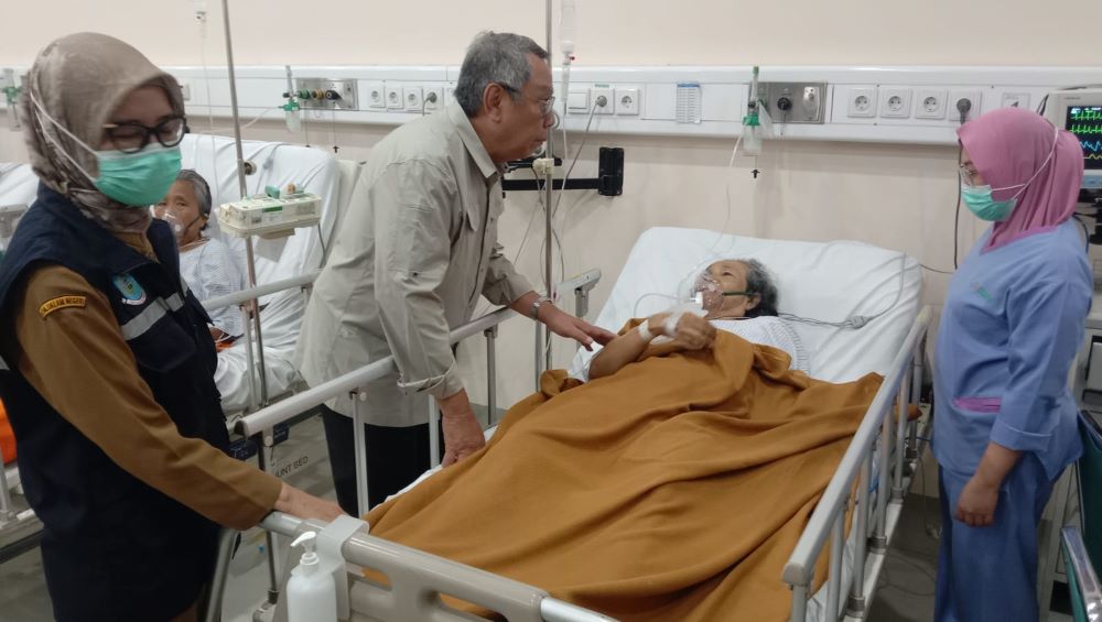 Wali Kota Benyamin Davnie Kunjungi Korban Kecelakaan Bus di RS Mitra Plumbon Cirebon