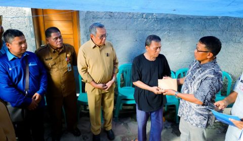 Wali Kota Benyamin Davnie Serahkan Santunan Kematian Jasa Raharja Korban Kecelakaan Bus di Tol Cipali
