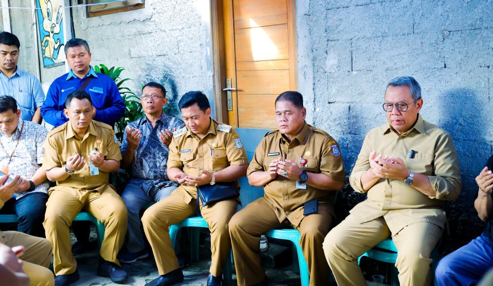Wali Kota Benyamin Davnie Serahkan Santunan Kematian Jasa Raharja Korban Kecelakaan Bus di Tol Cipali