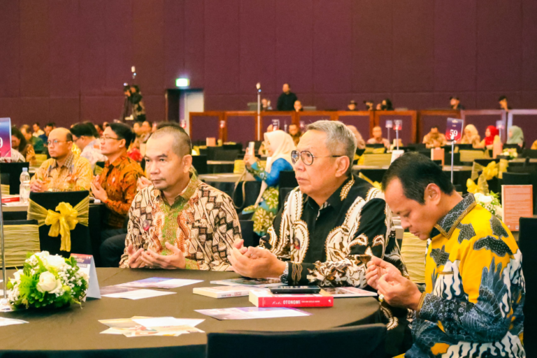 Wali Kota Benyamin Davnie Raih Penghargaan Top Pembina BUMD 2024