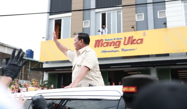 Momen Prabowo Mampir Makan Bakso di Cimahi, Nyanyi Bareng dan Disambut Riuh Warga