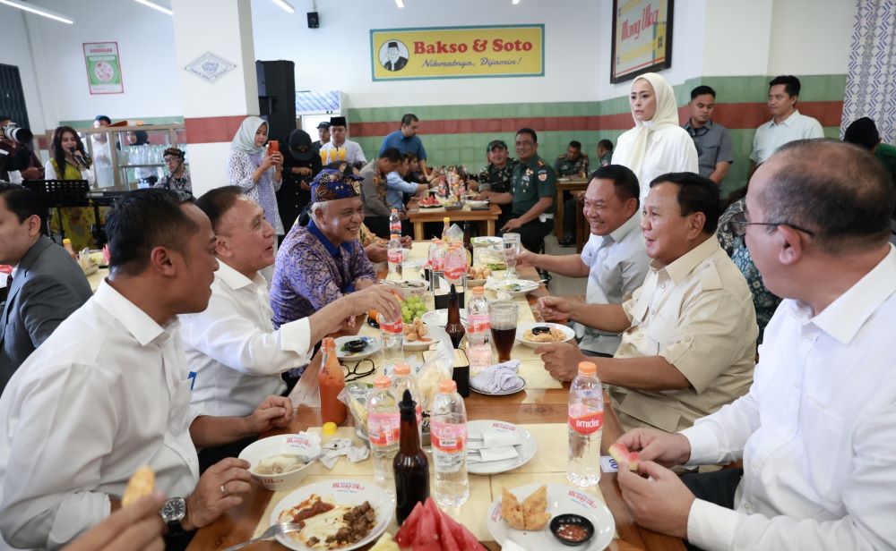 Momen Prabowo Mampir Makan Bakso di Cimahi, Nyanyi Bareng dan Disambut Riuh Warga