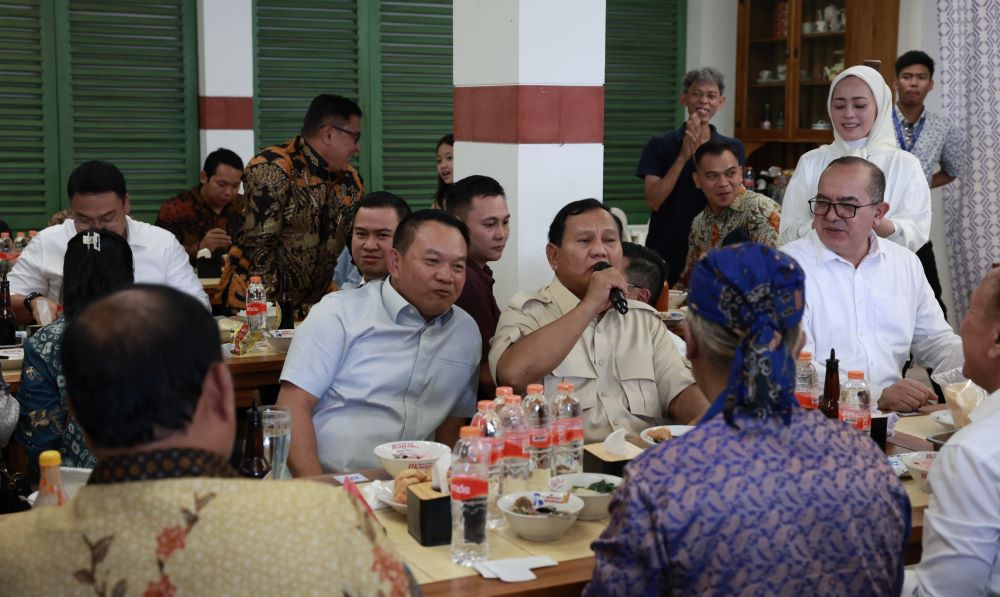 Momen Prabowo Mampir Makan Bakso di Cimahi, Nyanyi Bareng dan Disambut Riuh Warga