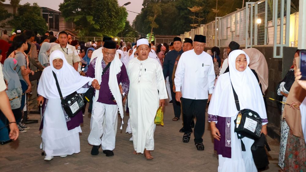 Lepas 393 Calon Jamaah Haji Asal Tangsel, Wali Kota Benyamin Davni Doakan Jadi Haji yang Mabrur