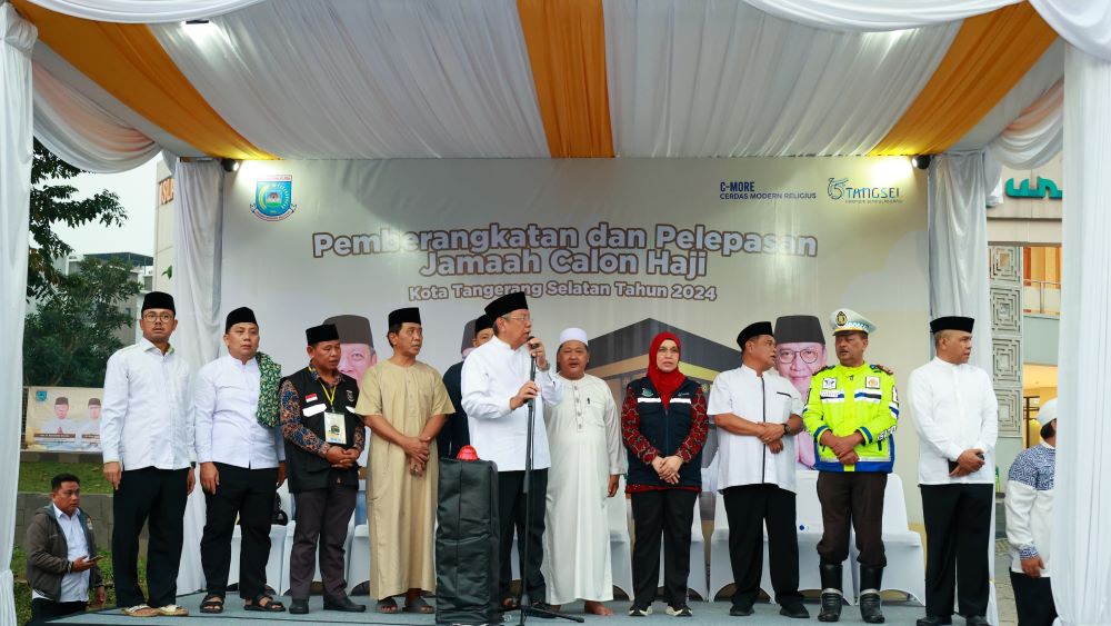 Lepas 393 Calon Jamaah Haji Asal Tangsel, Wali Kota Benyamin Davni Doakan Jadi Haji yang Mabrur