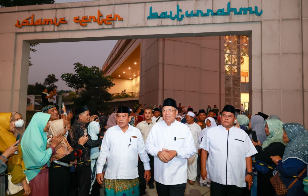 Lepas 393 Calon Jamaah Haji Asal Tangsel, Wali Kota Benyamin Davni Doakan Jadi Haji yang Mabrur